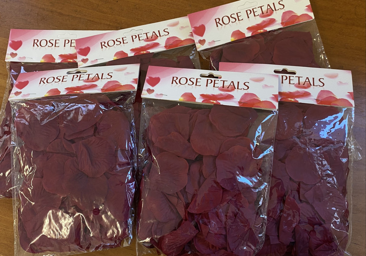 Burgundy silk rose petals (900 pcs) for elegant decor at weddings and special events, reusable and perfect for creating romantic atmospheres.