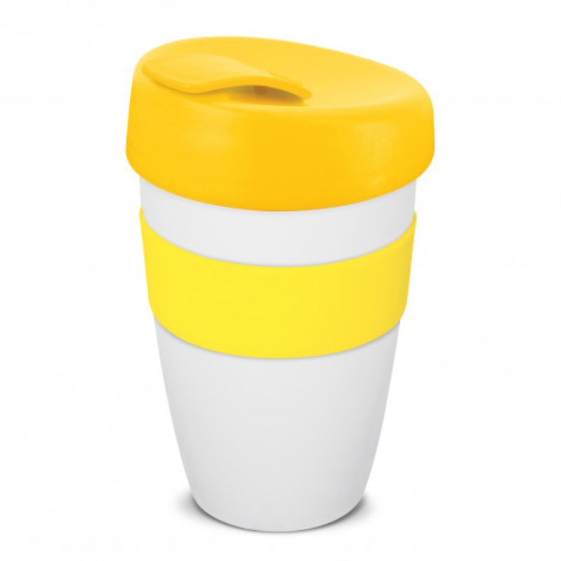 Set of 6 white and yellow reusable 480ml coffee cups with heat-resistant bands and secure lids for eco-friendly sipping.