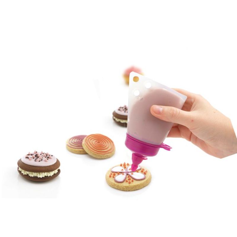 Silicone 100ml pouch with interchangeable tips for precise decorating, basting, and melting, perfect for creative culinary presentation.