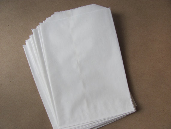 Eco-friendly white flat paper bags, size 8 (270x343mm), perfect for retail and takeaway packaging, 500 units per pack.