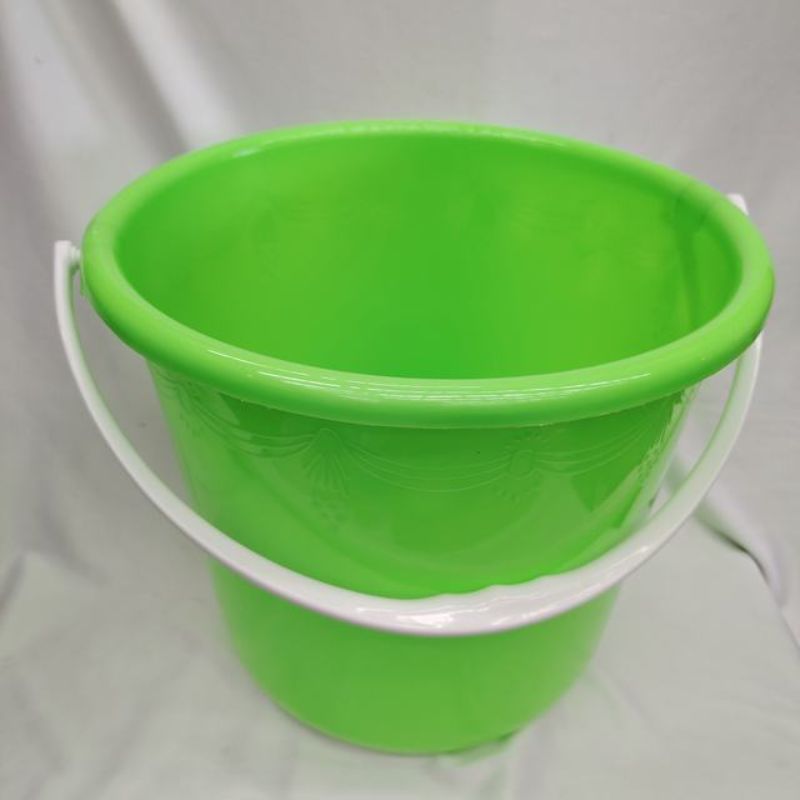 Set of 6 vibrant green plastic buckets, 34.5 cm diameter and 32 cm tall, ideal for storage, gardening, and cleaning tasks.