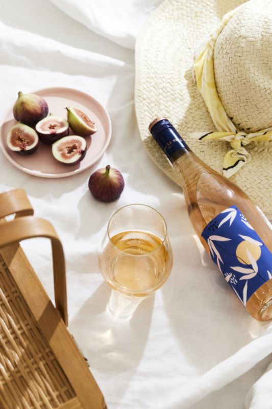 Elegant 455ml stemless glass ideal for wine, iced coffee, and cocktails, designed for style and functionality.