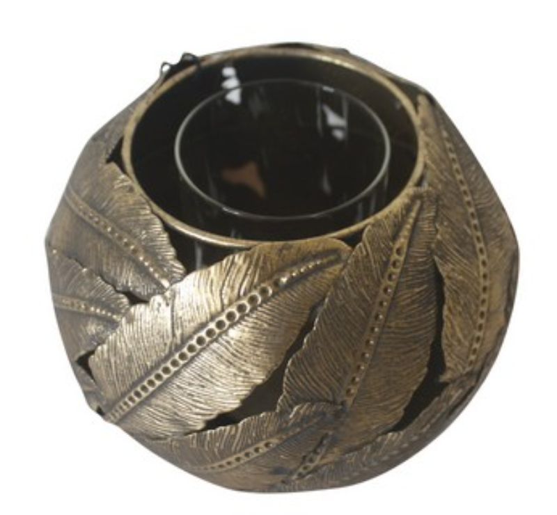 Elegant 18cm round leaf candle holder, perfect for decor, accommodating various candle sizes, adds a warm atmosphere.