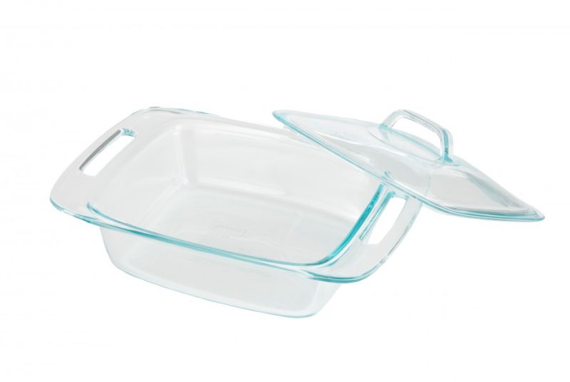 Set of 2 Pyrex Easy Grab® 1.9L oblong casserole dishes with durable lid and large handles for easy transport.