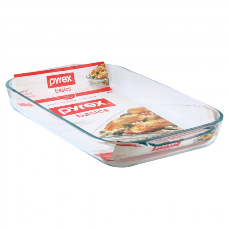 Set of 4 Pyrex Basics™ oblong glass baking dishes, 4.5L, durable, oven-safe, ideal for casseroles and roasting.