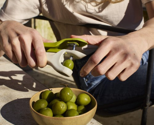 Joseph Joseph Tweezy™ 2-in-1 Pitter and Huller