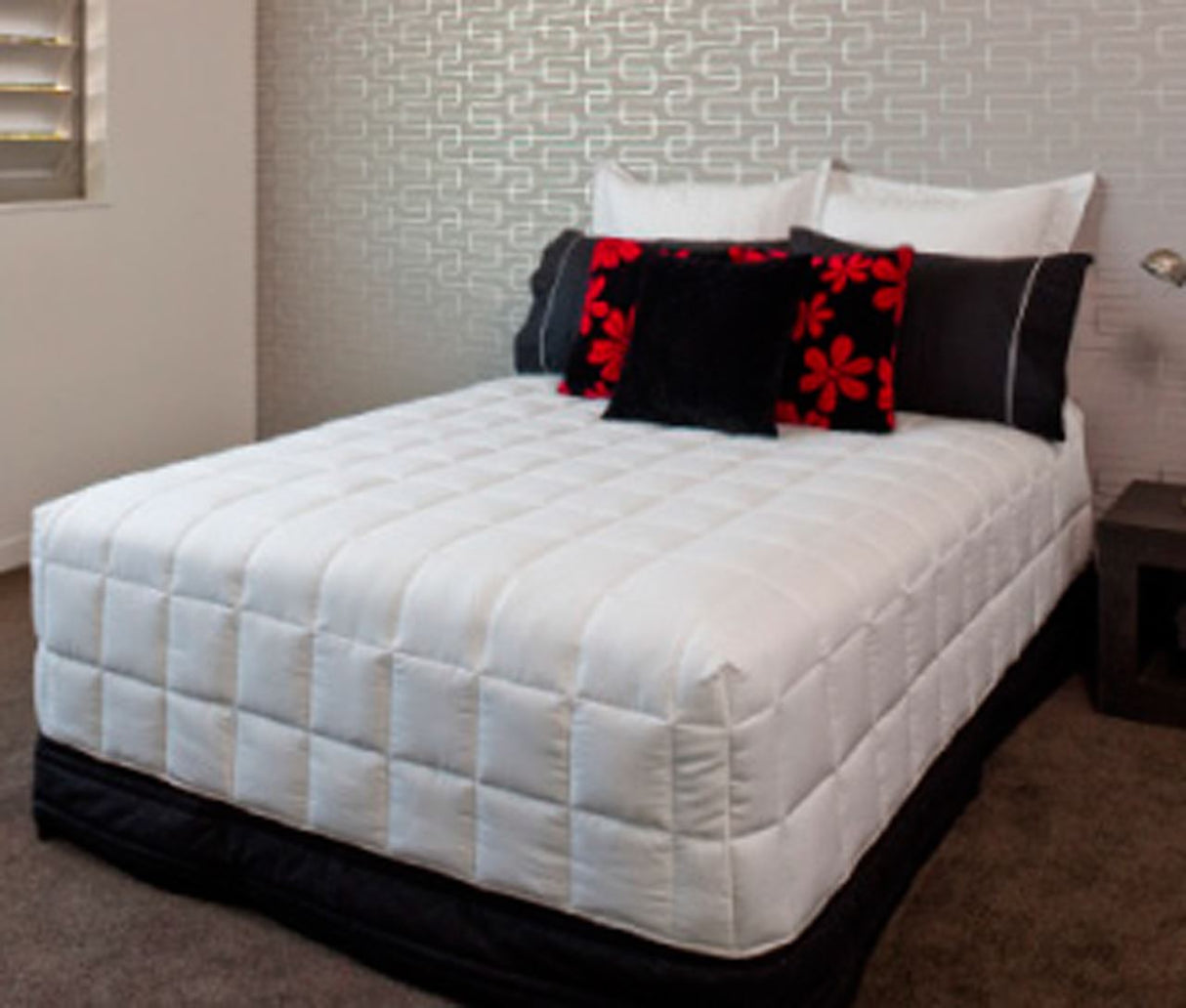 Luxurious white Drylife Microfiber Box End Quilt for Super King beds, featuring TENCEL® for comfort, hygiene, and easy maintenance.