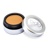 Light brown brow powder for defining and filling eyebrows, ensuring a smooth, natural finish for warm blondes and redheads.