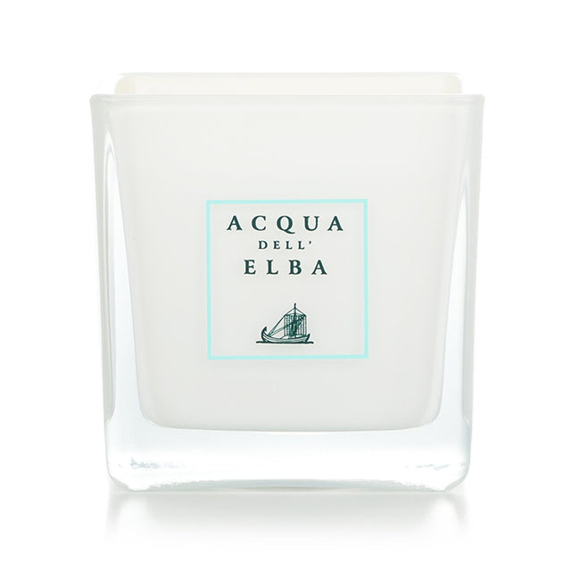 Acqua Dell'Elba scented candle in Note Di Natale, 180g; features festive aroma for cozy ambiance and long burn time.