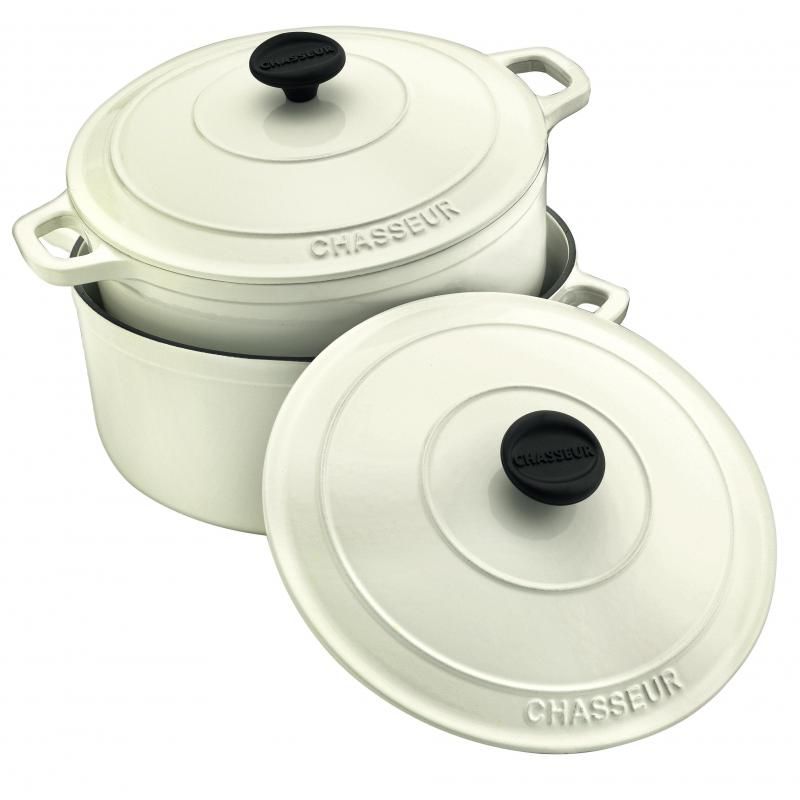 CHASSEUR 24cm Round French Oven in Brilliant White, handcrafted cast iron with self-basting lid for optimal cooking performance.