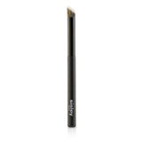 Eyeshadow smudge brush with a smooth, wavy structure for seamless blending of powder and powder-gel shadows.