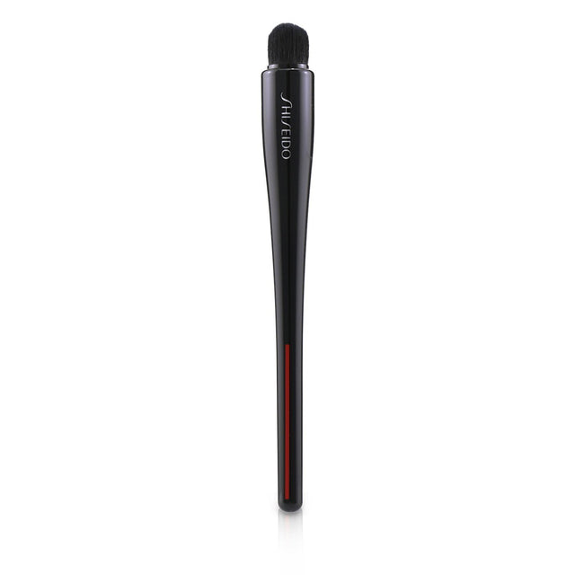 Cylinder-shaped Shiseido concealer brush with a tapered tip for precise application in tight areas, made from high-quality synthetic bristles.