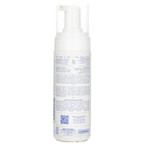 Gentle foaming shampoo for newborns with 99% natural ingredients, perfect for tear-free bath time and cradle cap care.