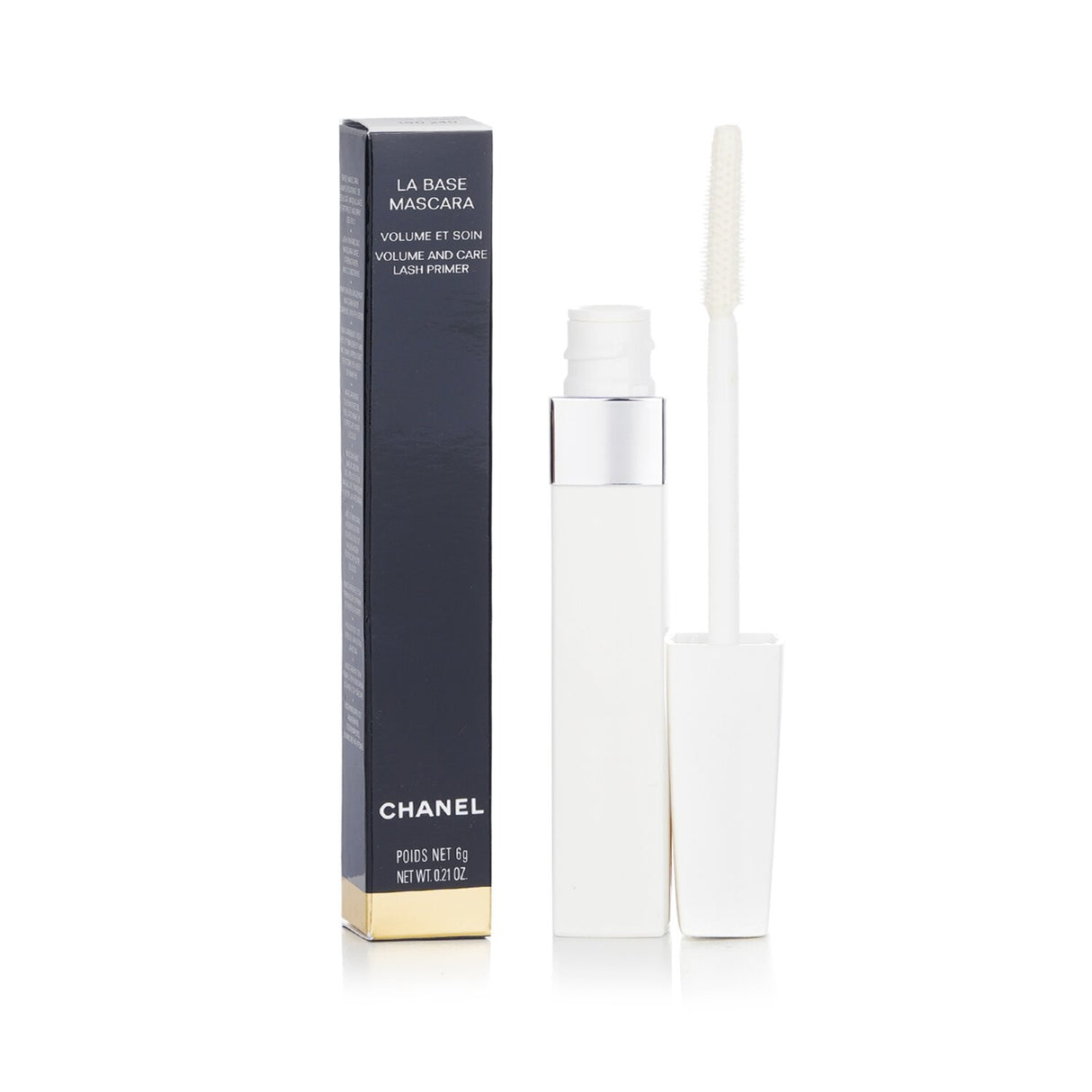 Chanel lash primer enhances volume and nourishes lashes while ensuring smooth application for long-lasting mascara wear.