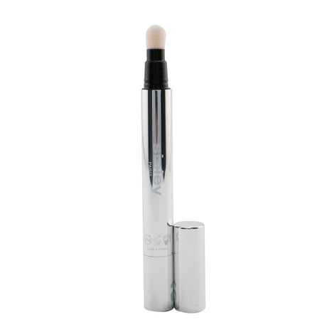 Sisley Stylo Lumiere Instant Radiance Booster Pen #6 Spice Gold enhances glow with light-refractive pigments and nourishing extracts.