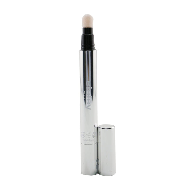 Sisley Stylo Lumiere Instant Radiance Booster Pen #6 Spice Gold enhances glow with light-refractive pigments and nourishing extracts.