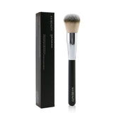 Ultra-soft vegan brush for flawless powder application; customizable shape for expert blending and control.