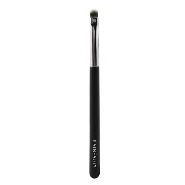 KAIBEAUTY E03 eye brush with ultra-flat vegan bristles for precise application and comfortable handling for flawless makeup.