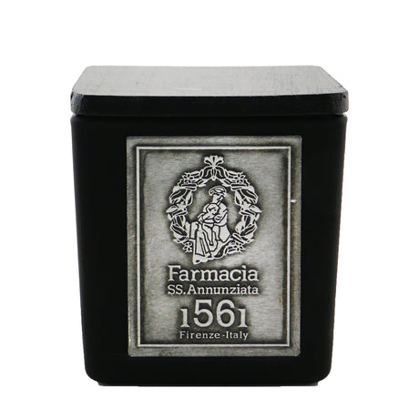 Luxurious 190g scented candle in elegant glass, features wooden wick, handmade in Italy for a cozy aromatic experience.