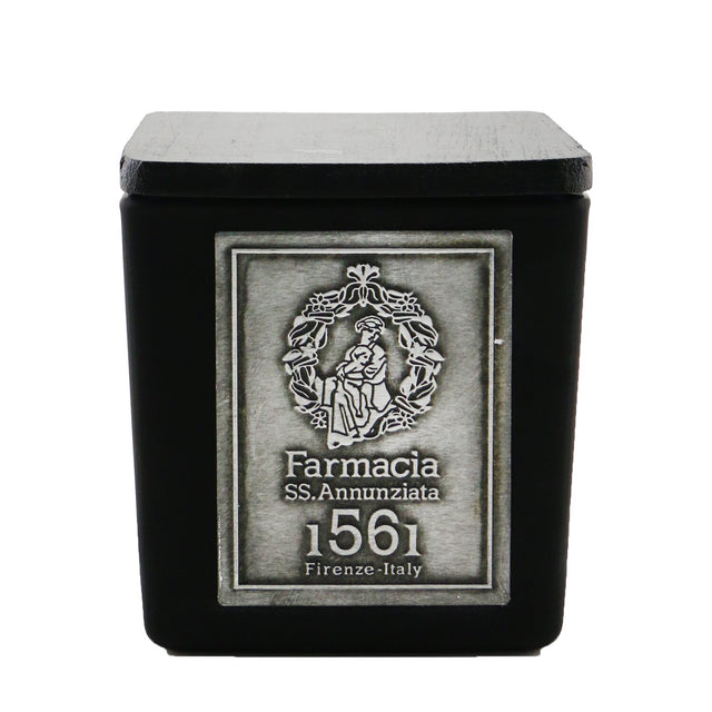 Luxurious 190g scented candle in elegant glass, features wooden wick, handmade in Italy for a cozy aromatic experience.