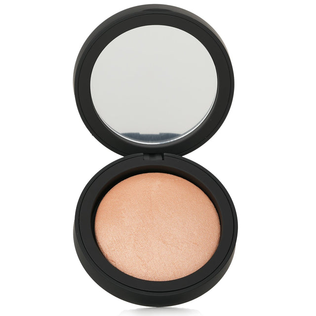 Natural, organic illuminator compact in #Dewdrop for a silky, radiant glow to highlight facial features effortlessly.