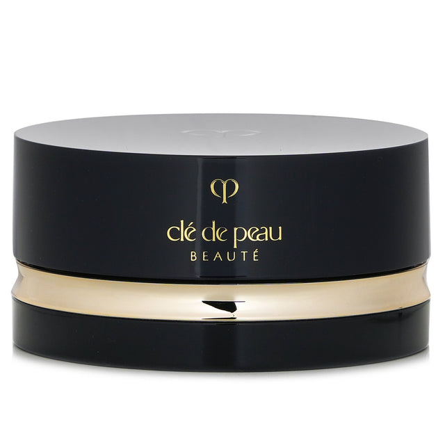 Luxurious Cle De Peau Translucent Loose Powder N in #1 Light, enhances radiance with a luminous finish and set makeup flawlessly.