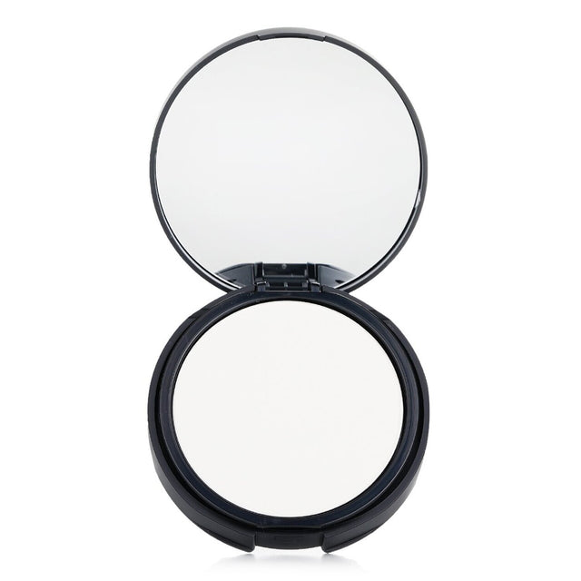 Weightless, vegan pressed setting powder that blurs imperfections, absorbs oil, and provides a soft matte finish.