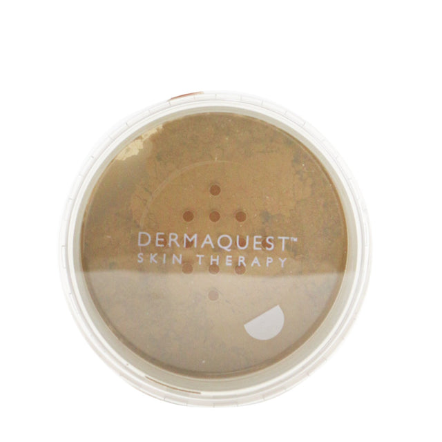 Loose mineral powder in shade #5W, providing buildable coverage and SPF 20 protection, enhancing skin's natural beauty.