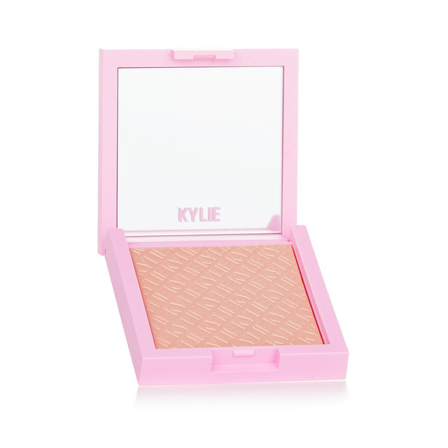Kylie Kylighter #060 Queen Drip illuminates skin with a smooth, radiant finish using advanced gel-to-powder technology.