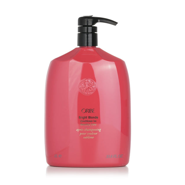 Luxurious violet conditioner for blonde and silver hair, eliminating brassiness while enhancing shine and moisture.