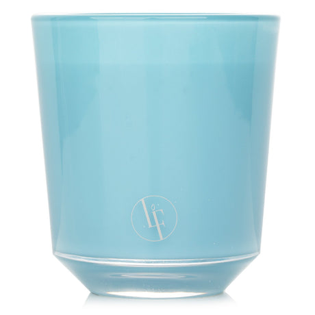 Luxurious 200g scented candle with coconut and vanilla notes, designed to create a tropical paradise ambiance.