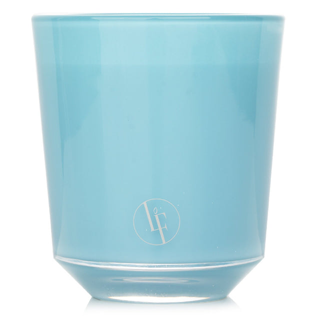 Luxurious 200g scented candle with coconut and vanilla notes, designed to create a tropical paradise ambiance.