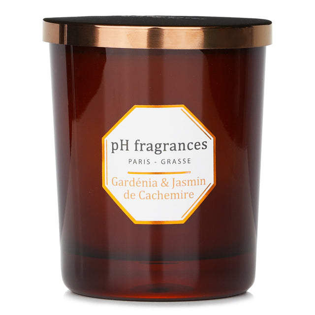 Scented candle featuring gardenia and jasmine scents with a hint of cashmere, perfect for relaxation and elegance.