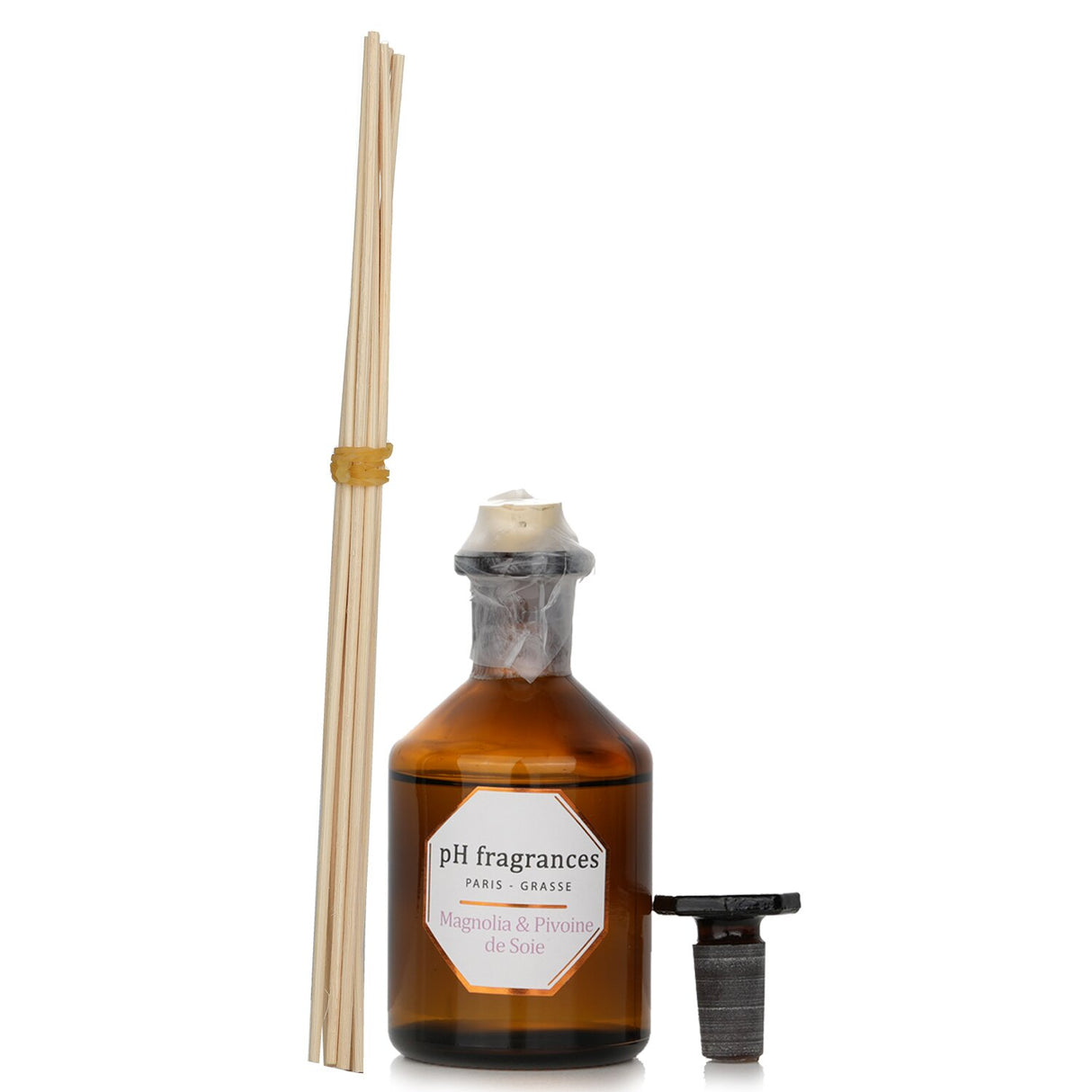 Home perfume diffuser with Magnolia & Pivoine de Soie scent, elegantly designed to enhance any living space's ambiance.