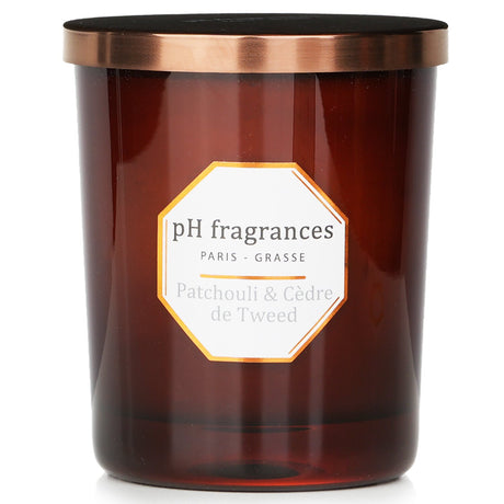 Patchouli & Cedre de Tweed scented candle in a 180g jar, offering a warm blend of earthy and woody aromas for relaxation.
