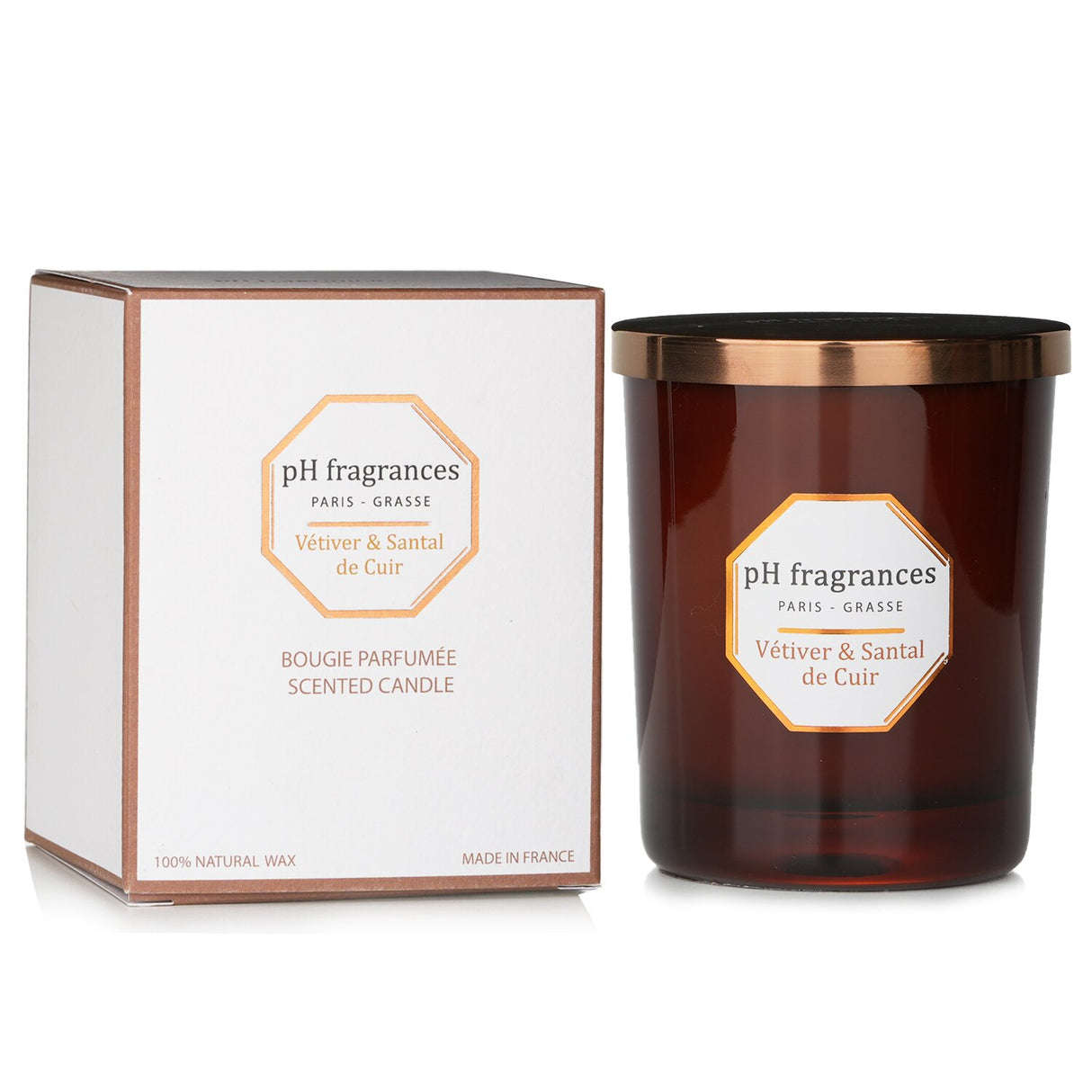 Luxurious hand-poured scented candle in Vetiver & Santal De Cuir, 180g, enriching any space with earthy and woody aromas.