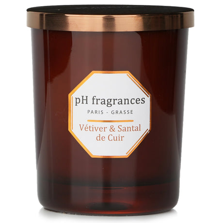 Luxurious 180g scented candle with earthy vetiver and warm santal de cuir for a refined ambiance. Ideal for relaxation.