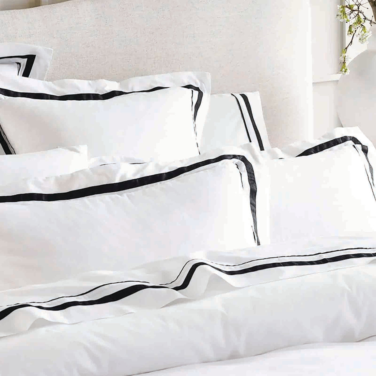 Renee Taylor Cloud 1000 TC Egyptian Cotton Quilt Cover Set Queen White Charcoal