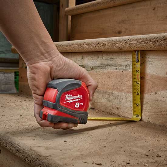 Compact Milwaukee Tape Measure 8m with reinforced frame, nylon protection, optimized hook, and sturdy belt clip for precision measuring.