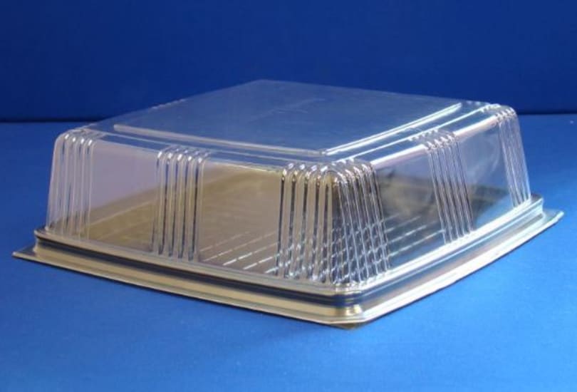 Square 244mm x 237mm cake base, ideal for cakes and desserts, sold in cases of 100 for convenience and stability.