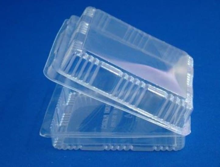 Flat square sandwich container, 140 x 130 x 40mm, perfect for lunchboxes and meal prep, durable, stackable, and reusable.