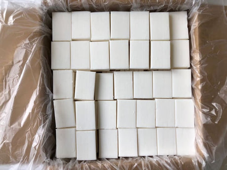Bulk unwrapped 15g hospitality soap, 500 pieces for hotels and healthcare, gentle, fresh fragrance for guest comfort.