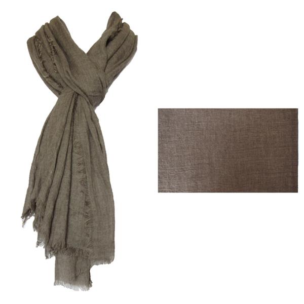 Taupe winter scarf with frayed edges, made of 100% polyester, measuring 190 cm x 75 cm.