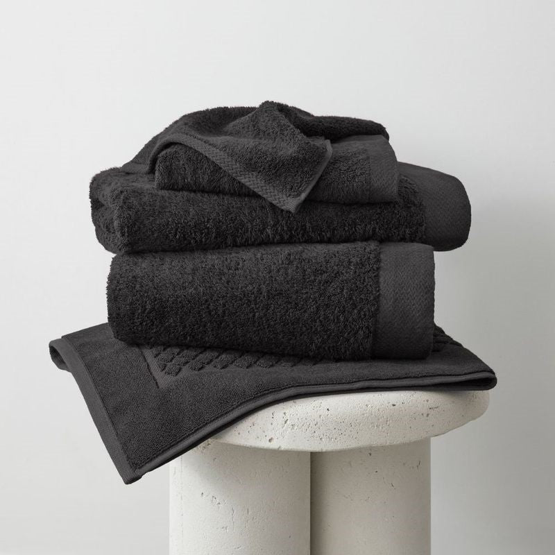 Eco-friendly black bamboo bath towel (70 x 147cm) with 700gsm, soft, highly absorbent, and antibacterial for sensitive skin.