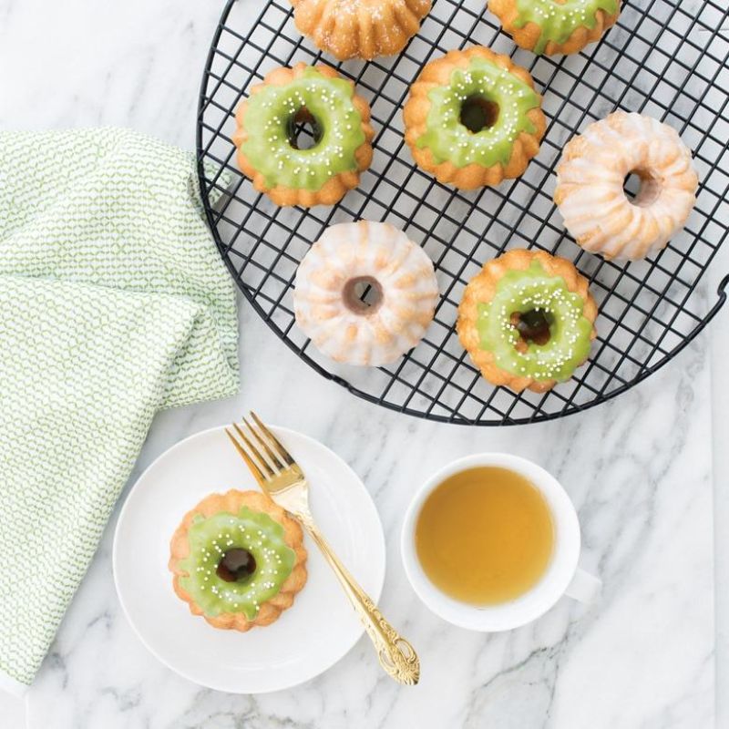 Nordic Ware Anniversary Bundtlette: Mini Bundt pan for 6 individual cakes, durable cast aluminum, nonstick, easy to use.