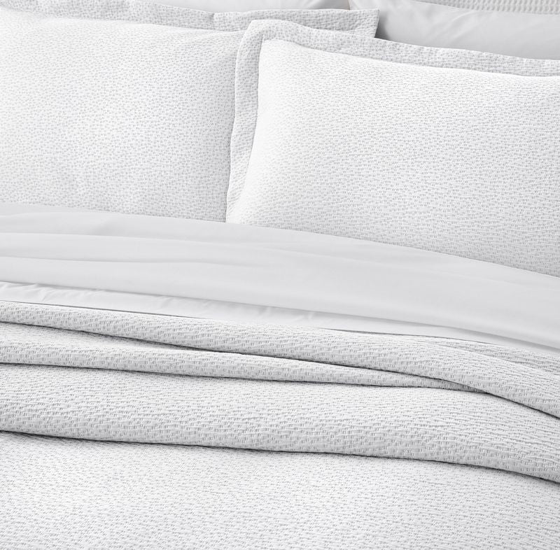 White king bedspread set with subtle texture and mitred corners, made of 100% OEKO-TEX® cotton, ethically crafted in Portugal.