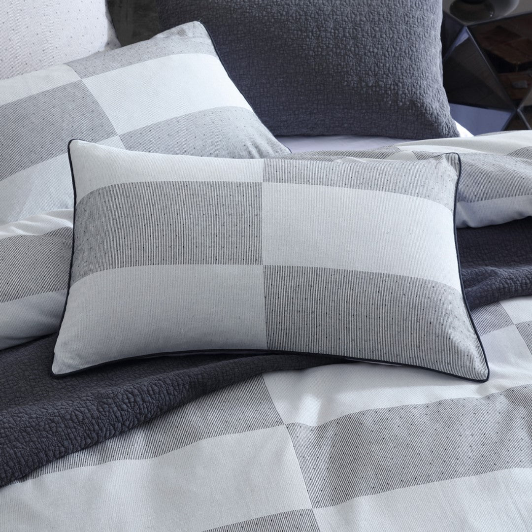 King duvet cover set in grey with geometric pattern, made of cotton jacquard, includes two pillowcases and piped edging.