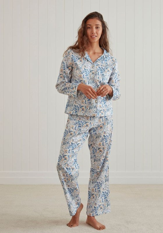 Lightweight classic pyjama set featuring a Mediterranean pattern, button-up top, and elasticated pants made from certified cotton.