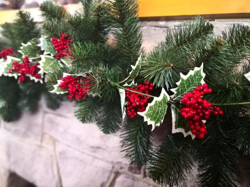 Varigate Holly Garland with Small Berries - 6'  (Green)