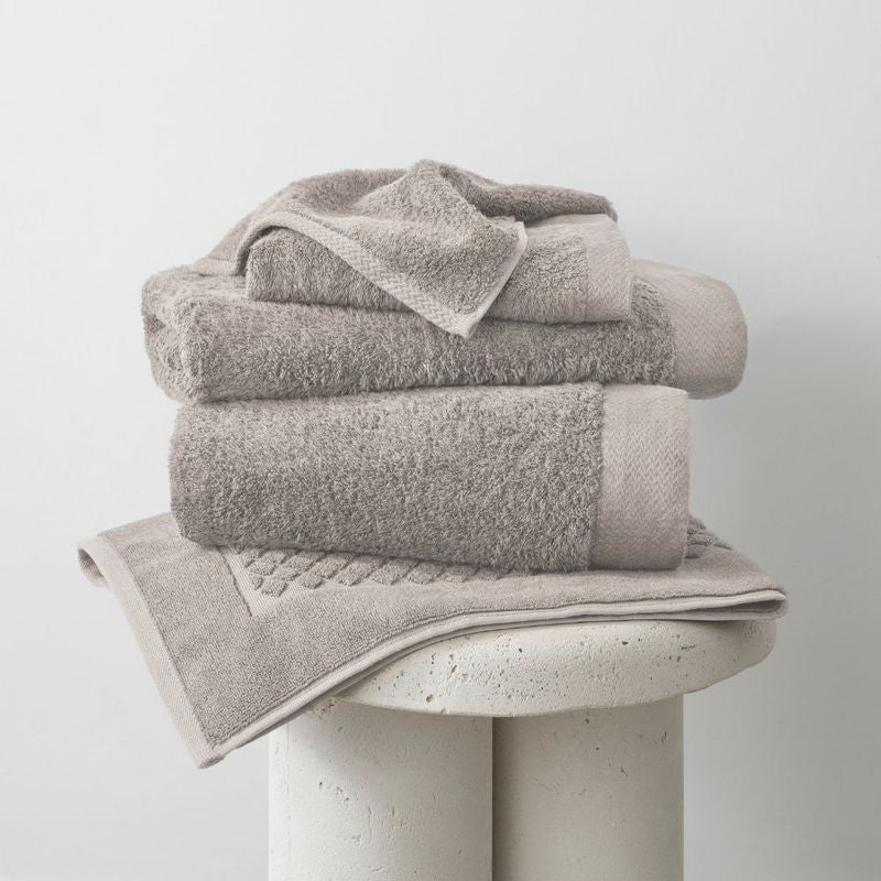 Soft bamboo hand towel in Storm color, eco-friendly, 700gsm, 46x76cm, highly absorbent and gentle on sensitive skin.